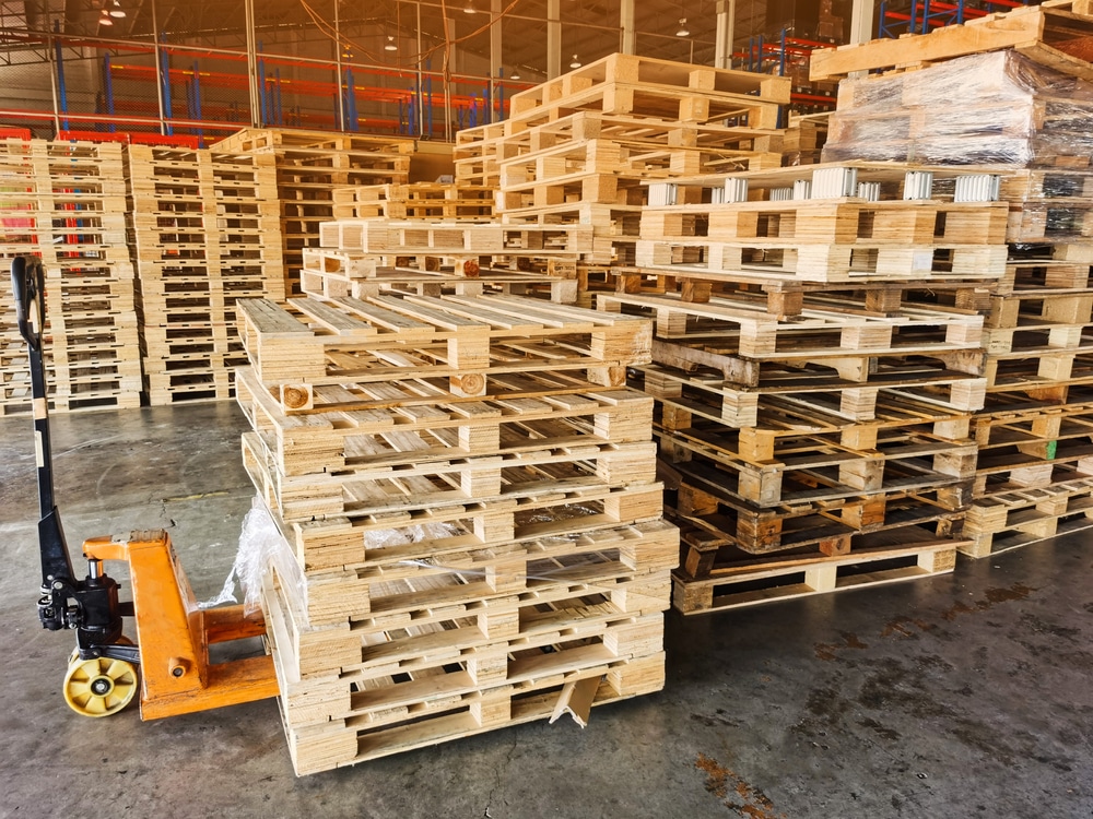Pallet gỗ được sử dụng phổ biến trong các nhà xưởng