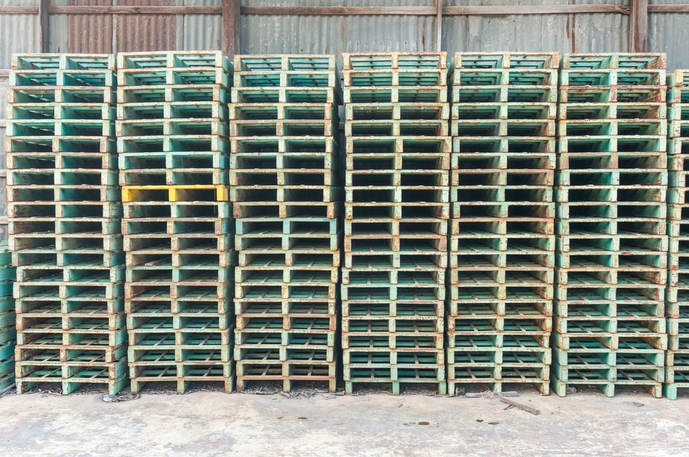 Pallet sắt được dùng để lưu trữ vận chuyển hàng hóa có tải trọng nặng