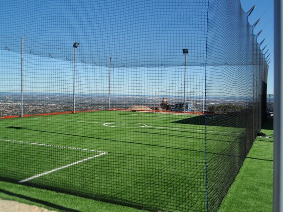 Lưới thể thao với 2 tính năng chính là chắn ngang sân và quây xung quanh sân