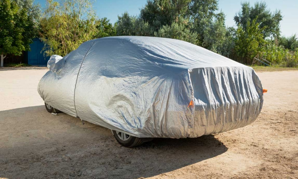 Bạt phủ ô tô bằng nhựa thường được dùng để phủ cho xe đỗ ngoài trời