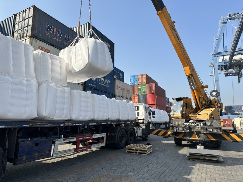 Kiểm tra chất lượng bao jumbo cũ trước khi tái sử dụng